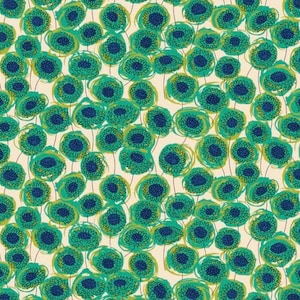 Op de afbeelding: Een herhalend patroon van gestileerde bloemen in tinten teal en marineblauw op een crèmekleurige achtergrond. De bloemen hebben een handgetekende, grillige kwaliteit, met een getextureerde, gekrabbelde uitstraling. Geschikt voor stof of behang.