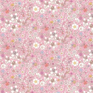 Puede incluir: Una tela floral rosa con un denso patrón de pequeñas flores blancas, amarillas, azules y rosas. La tela tiene una estética delicada y femenina, adecuada para diversos proyectos de artesanía. Una regla es visible en la parte inferior.