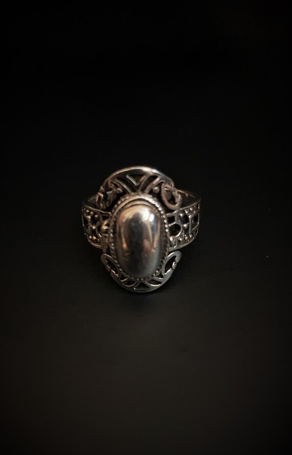 Beautiful Vintage Sterling Silver Oval Ring