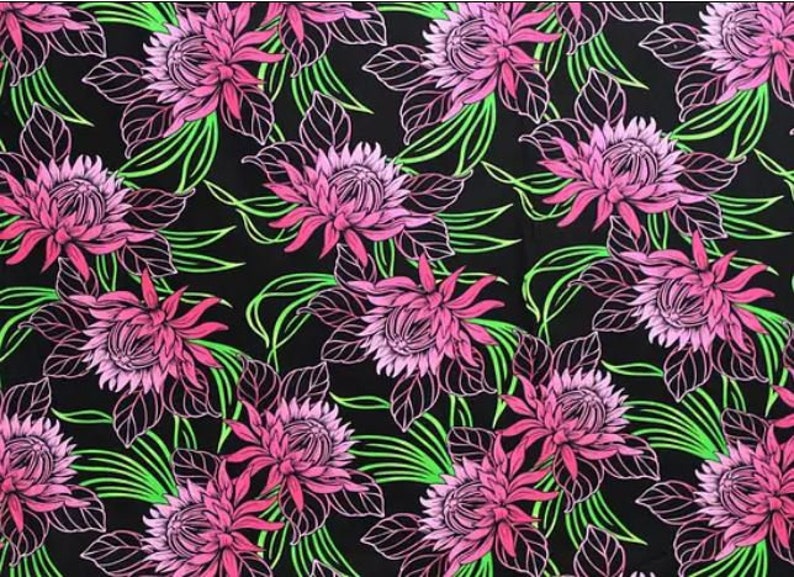 Op de afbeelding: Een zwarte stof met een roze en groene bloemenprint. De bloemen zijn gestileerd en hebben een gedetailleerd ontwerp. De stof is perfect voor knutselprojecten, quilten of het maken van kleding.