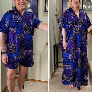 Op de afbeelding: Twee mensen dragen bijpassende paars en blauwe gebloemde shirts. Het patroon is een geometrisch ontwerp met een donkerblauwe achtergrond en paarse en witte accenten. De shirts hebben korte mouwen en een ontspannen pasvorm. De tekst "Purple Barkcloth" staat onderaan de afbeelding.
