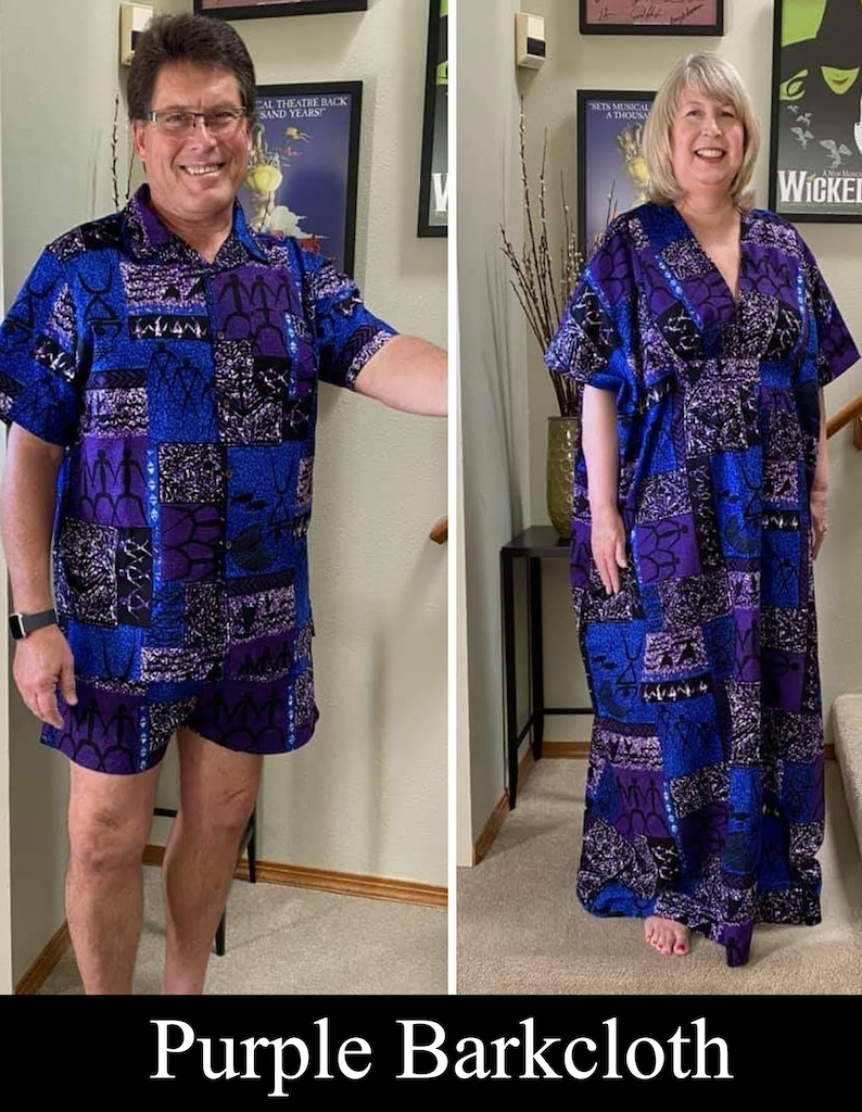 Op de afbeelding: Twee mensen dragen bijpassende paars en blauwe gebloemde shirts. Het patroon is een geometrisch ontwerp met een donkerblauwe achtergrond en paarse en witte accenten. De shirts hebben korte mouwen en een ontspannen pasvorm. De tekst "Purple Barkcloth" staat onderaan de afbeelding.