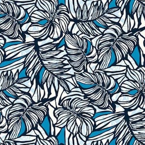 Op de afbeelding: Een naadloos patroon met witte palmbladeren op een blauwe achtergrond. De bladeren zijn zwart omlijnd en hebben een gedetailleerd, ingewikkeld ontwerp.