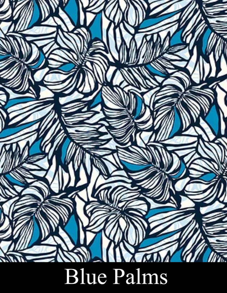 Op de afbeelding: Een naadloos patroon met witte palmbladeren op een blauwe achtergrond. De bladeren zijn zwart omlijnd en hebben een gedetailleerd, ingewikkeld ontwerp.