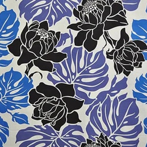 Op de afbeelding: Zwart-witte bloemenprint stof met een blauwe en witte achtergrond. De stof heeft een groot bloemenpatroon met bladeren en bloemen. De stof heet "Black Grape".