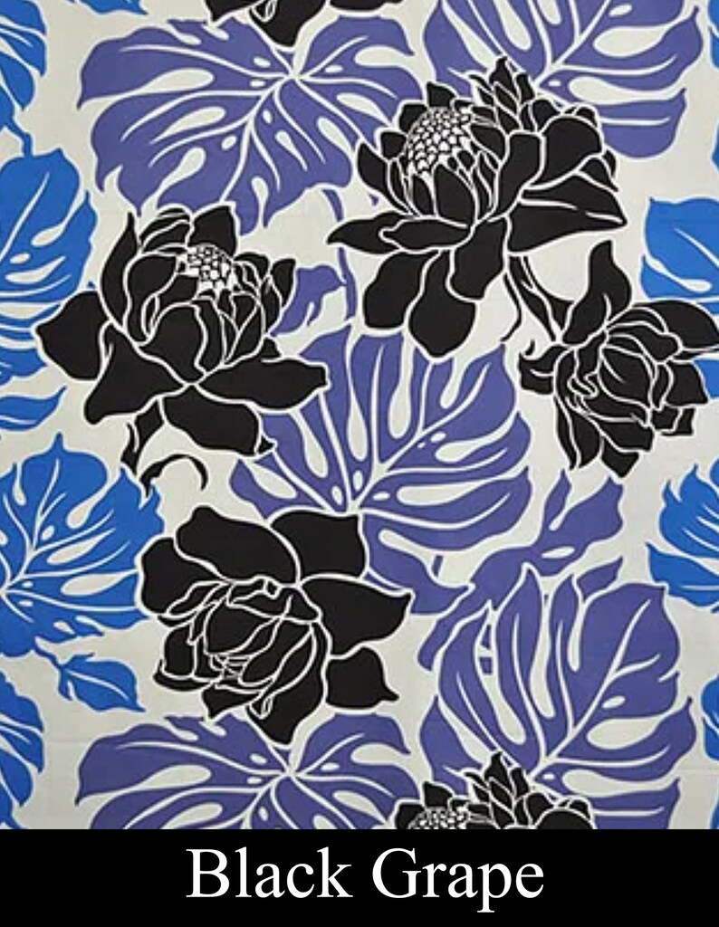Op de afbeelding: Zwart-witte bloemenprint stof met een blauwe en witte achtergrond. De stof heeft een groot bloemenpatroon met bladeren en bloemen. De stof heet "Black Grape".