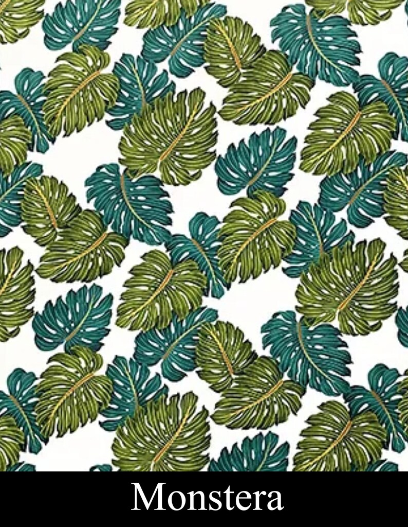 Op de afbeelding: Een naadloos patroon met groene en turquoise monstera bladeren op een witte achtergrond. De bladeren zijn gerangschikt in een herhalend patroon, wat een tropisch en levendig ontwerp cre&euml;ert.
