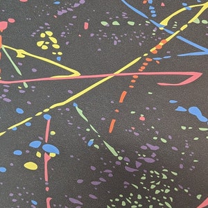 Puede incluir: Fondo negro abstracto con salpicaduras de pintura de colores y l&iacute;neas en amarillo, rojo, azul, verde y morado.