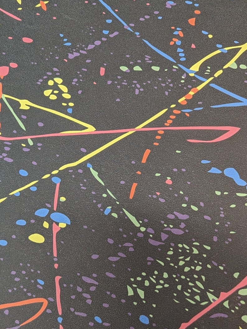 Puede incluir: Fondo negro abstracto con salpicaduras de pintura de colores y l&iacute;neas en amarillo, rojo, azul, verde y morado.