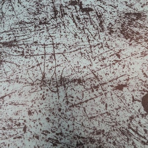 Puede incluir: Fondo abstracto con un esquema de color azul y marr&oacute;n. El fondo tiene un aspecto desgastado con l&iacute;neas y manchas marrones sobre una superficie azul.