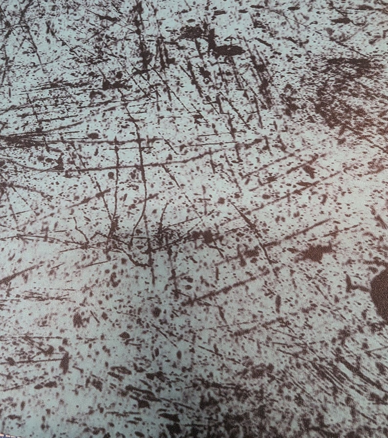 Puede incluir: Fondo abstracto con un esquema de color azul y marr&oacute;n. El fondo tiene un aspecto desgastado con l&iacute;neas y manchas marrones sobre una superficie azul.