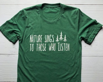Nature Sings Graphic Tee: Wanderer, Vogelbeobachter, Naturgeschenk