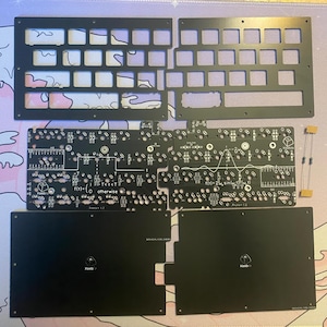 Peut inclure: Cartes de circuits imprimés noires et blanches avec divers composants et du texte, notamment "f(t) = 0 sinon" et "Kiibo".