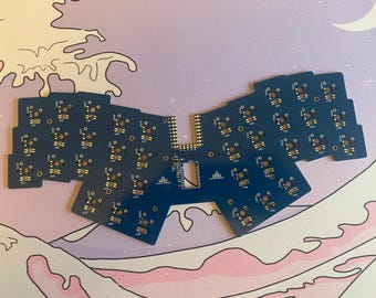 Puede incluir: Una placa de circuito azul con contactos de color dorado para un teclado personalizado. La placa tiene forma de mariposa con dos alas y una sección central. La placa tiene un total de 35 ubicaciones para interruptores de teclas.
