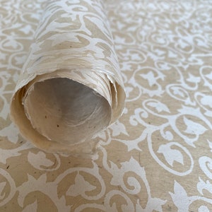 Papier lokta fait à la main sérigraphié avec un motif floral traditionnel. Idéal comme emballage cadeau de luxe ou pour l’artisanat