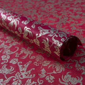 Papier lokta fait à la main décoré d'un motif floral. Cet article du commerce équitable est idéal comme emballage cadeau de luxe ou pour l'artisanat