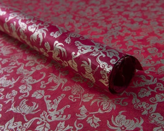 Papel lokta hecho a mano decorado con un diseño floral. Este artículo de comercio justo es ideal como papel de regalo de lujo o para manualidades.