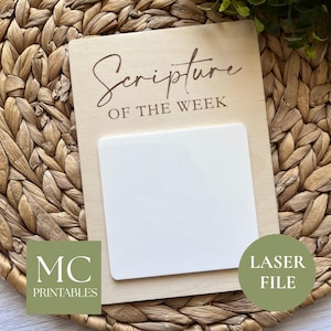Puede incluir: Un letrero de madera con las palabras "Scripture of the Week" grabadas en una fuente elegante. Cuenta con una pizarra blanca cuadrada para notas. El letrero está sobre un fondo tejido, con una etiqueta "Laser File".