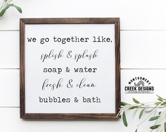 Puede incluir: Un letrero de madera blanco con el texto "we go together like, splish & splash, soap & water, fresh & clean, bubbles & bath". El letrero está enmarcado en un marco de madera marrón oscuro. El letrero está colgado en una pared blanca.