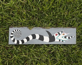 Estantería de madera pirograbada con forma de gusano de arena de Beetlejuice hecha a mano - Decoración de Halloween