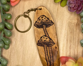 Llavero de hongo pirograbado: dije de amanita estilo cottagecore