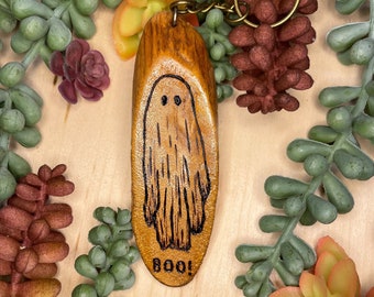 Llavero de fantasma pirograbado: un amuleto espeluznante de Halloween