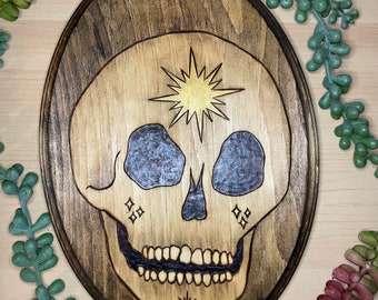 Arte mural de calaveras pirograbadas: Sol, luna y estrellas celestiales