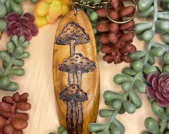 Llavero de hongo pirograbado: dije de amanita estilo cottagecore
