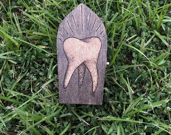 Caja de ataúd de diente pirograbado: caja de baratijas de bruja