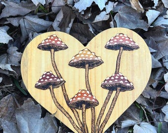 Placa de corazón de hongo pirograbado: decoración de pared de amanita estilo cottagecore