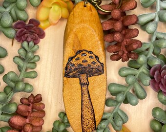Llavero de hongo pirograbado: dije de amanita estilo cottagecore