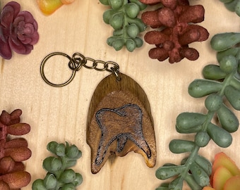 Llavero de diente pirograbado: amuleto peculiar