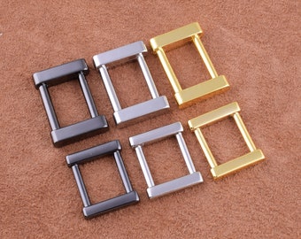 Könnte beinhalten: Satz mit sechs D-Ringen aus Metall in Schwarz, Silber und Gold. Die Ringe sind rechteckig mit abgerundeter Kante und haben eine glatte Oberfläche.