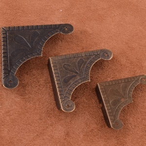 4 coins de protection pour meuble en métal bronze - 2.2 x 2.2 cm de côté -  419.38