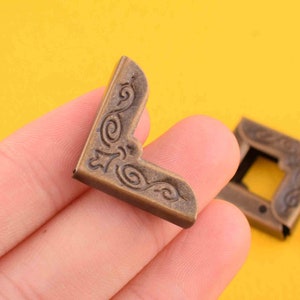 Bronzen Metalen Hoeken Decoratieve Boek Hoeken, 20 * 4mm DIY Boek Hoeken Metalen Hoek Beschermers, Foto Frame Corner voor tafel / boek / diy maken