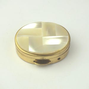 Piccola scatola portagioie vintage dorata con effetto madreperla, tabacchiera in ottone, portapillole ovale, piccolo regalo per adulti, regalo per lei