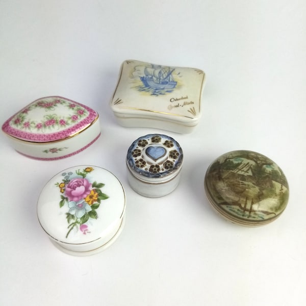 1x petite boîte à bijoux vintage en porcelaine/céramique, boîte à pilules avec fleurs, boîte à tabac/décoration minable, cadeau pour femme