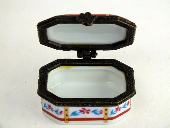 vintage porcelain box from Porcelain Art, jewelry… - image 2