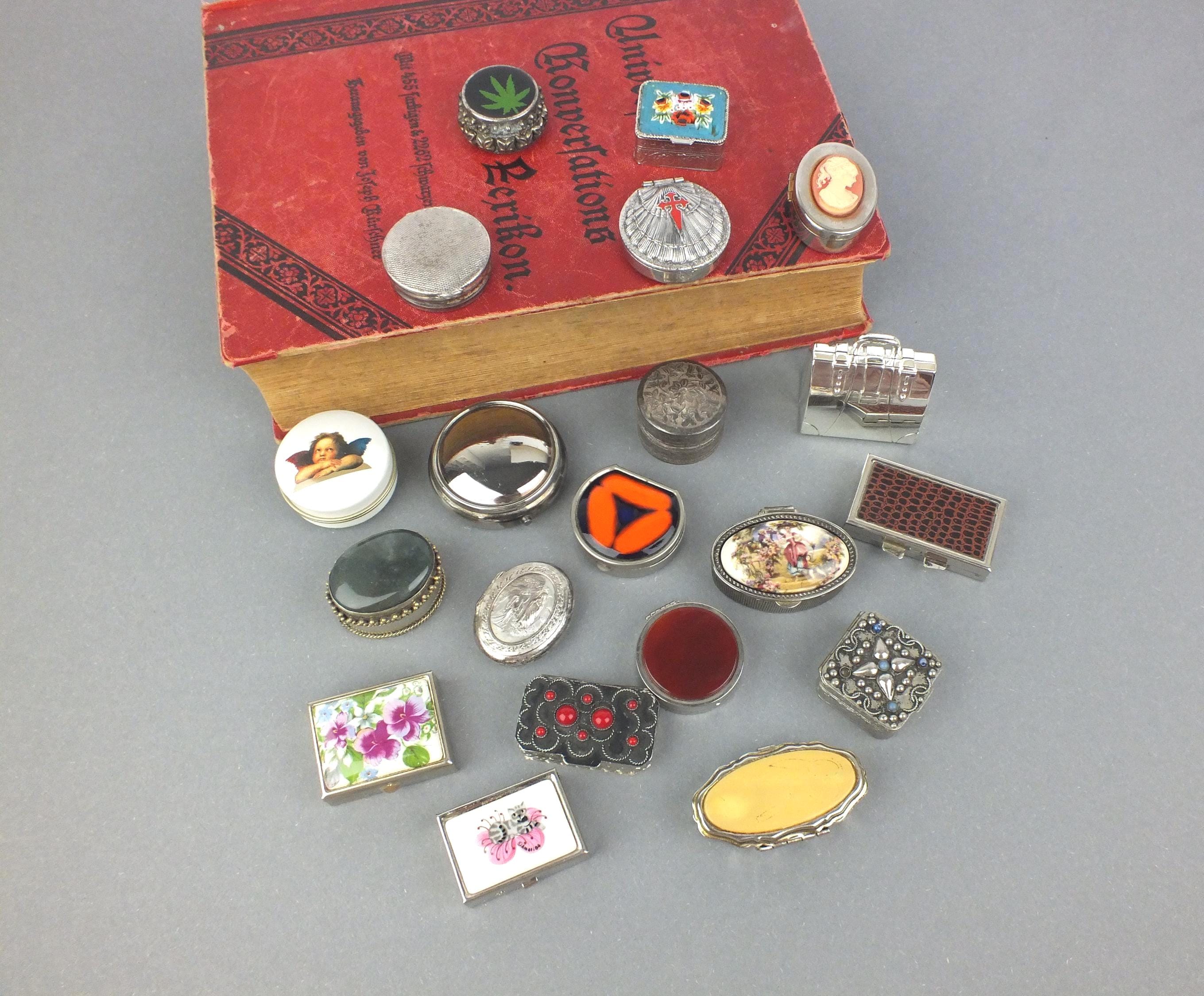 Crummlesのヴィンテージピルボックス(ジュエリーボックス)です。限定版 Antique pill box - Etsy 日本