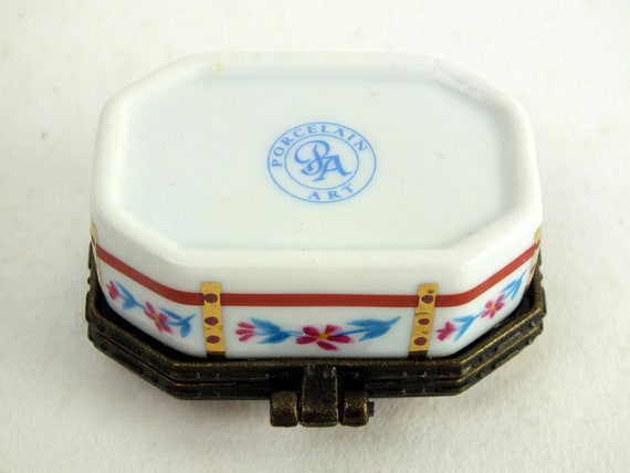 vintage porcelain box from Porcelain Art, jewelry… - image 4