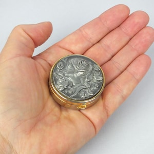 Vintage Mini Schmuckdose goldenes Metall mit silbernem Mädchen Motiv – Kleine Pillendose – Deko Dose mit Deckel – Retro