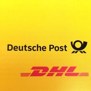 Op de afbeelding: Een heldergele achtergrond met de logo's van Deutsche Post en DHL. Het Deutsche Post-logo heeft zwarte tekst en een zwart hoornsymbool. Het DHL-logo is rood.