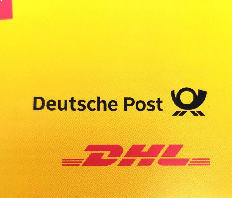 Op de afbeelding: Een heldergele achtergrond met de logo's van Deutsche Post en DHL. Het Deutsche Post-logo heeft zwarte tekst en een zwart hoornsymbool. Het DHL-logo is rood.