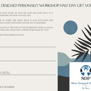 Può includere: Un buono regalo per un workshop di design in argento di mezza giornata. Il buono presenta testo e un design minimalista con accenti blu e neri. Il testo include i dettagli del workshop e il logo SDP.