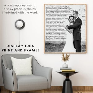 Puede incluir: Una fotografía en blanco y negro enmarcada de una pareja abrazándose, con texto de una oración. La imagen se muestra en un entorno de habitación con un sillón gris, una mesa auxiliar y una lámpara de pared decorativa. El texto dice "CUSTOMIZED PRAYER PICTURES".