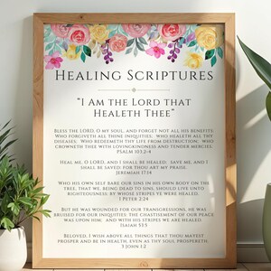 以下が含まれることがあります： 「Healing Scriptures」の文字と聖書の詩が書かれた額入りのプリント。プリントの上部には、ピンク、黄色、紫の花のフローラルデザインがあります。フレームは明るい色の木材で作られています。