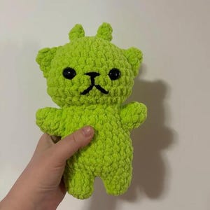 グリーンエイリアンキティキャットのかぎ針編みぬいぐるみ