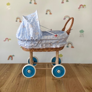 rieten kinderwagen | poppenwagen | rieten poppenwagen UK |babypop kinderwagen | kinderwagen speelgoed | houten kinderwagen | kinderwagen | rieten poppenwagen | blauw