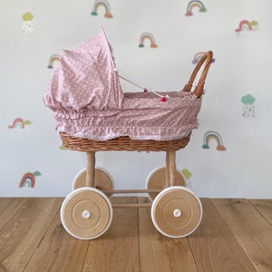 Rieten poppenwagen, oudroze met stippen, inclusief beddengoed. Handgemaakt.