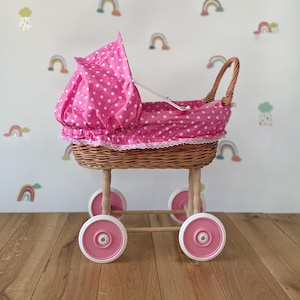 Rieten poppenwagen. Roze stippen. Rieten kinderwagen, kinderwagen, 1e verjaardagscadeau.